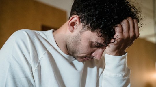 Vivir con una adicción sin tocar fondo: el problema invisible