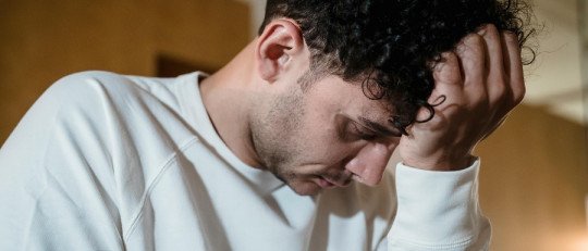 Vivir con una adicción sin tocar fondo: el problema invisible