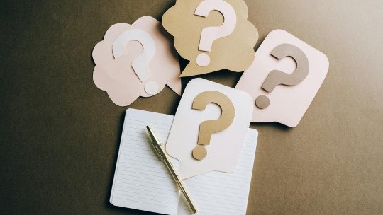 ¿Por qué te cuesta tanto tomar decisiones? El coste invisible de vivir desde la duda