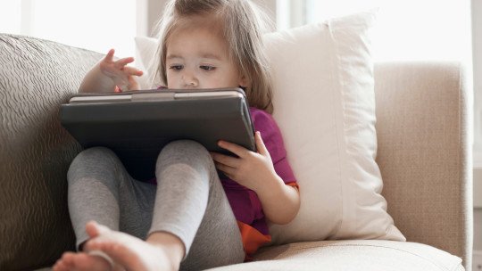 Pantallas y desarrollo cerebral infantil: ¿cómo afecta el contacto temprano con las nuevas tecnologías?