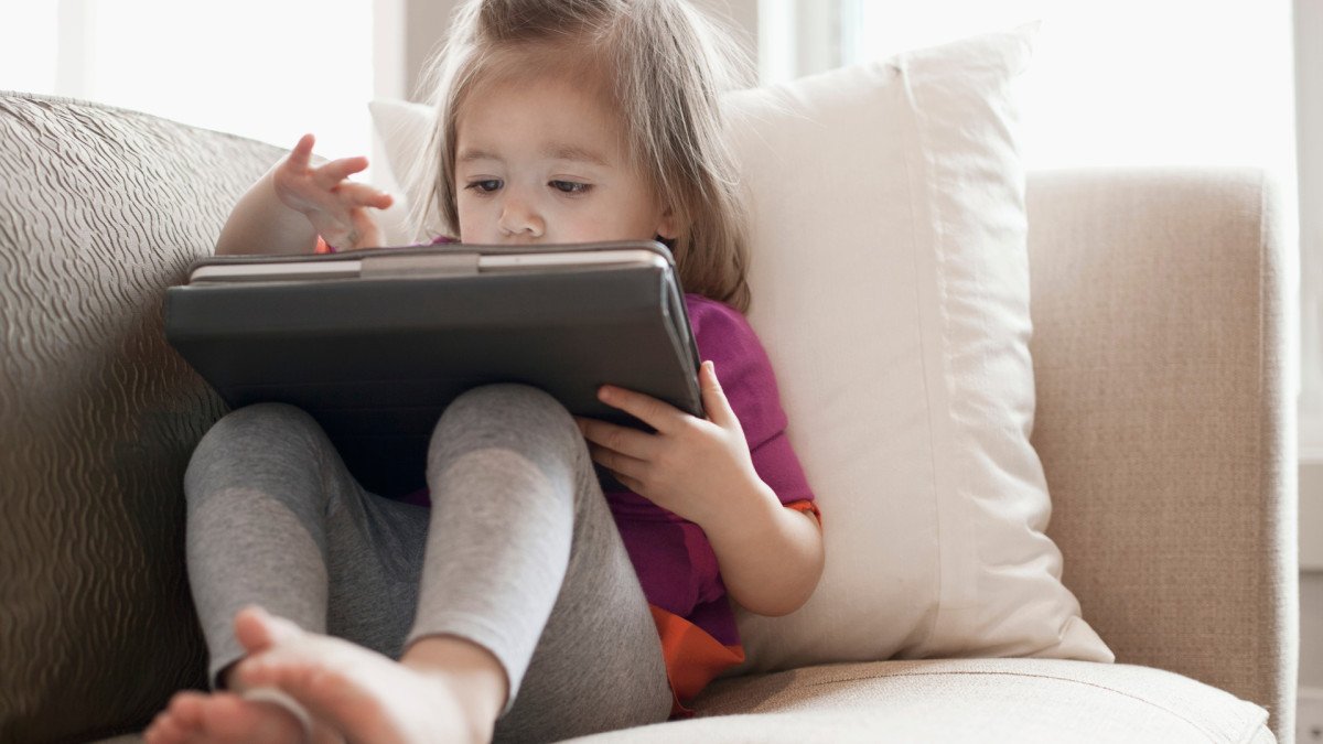 Pantallas y desarrollo cerebral infantil: ¿cómo afecta el contacto temprano con las nuevas tecnologías?