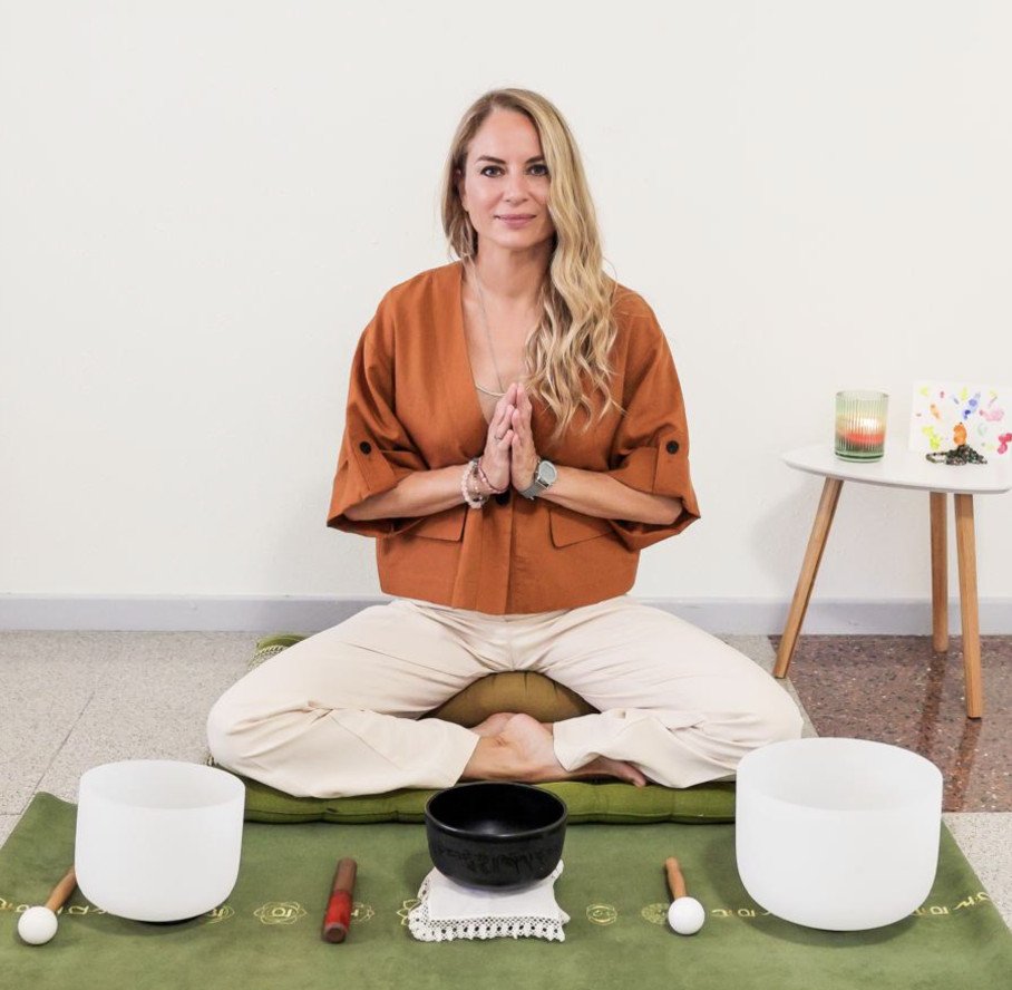 Marina de Psicode durante una sesión de mindfulness con cuencos tibetanos