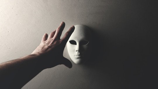 El precio de encajar: qué es el camuflaje social en neurodivergencias