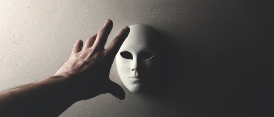 El precio de encajar: qué es el camuflaje social en neurodivergencias