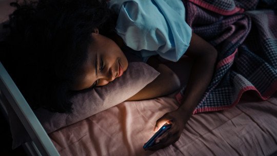 ¿Por qué algunos jóvenes arriesgan tanto por un reto viral? Pertenencia, validación y redes sociales