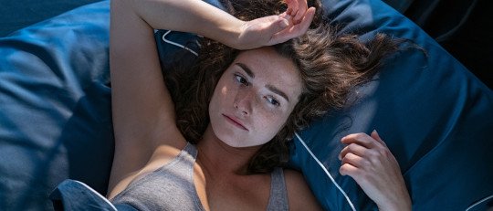 Pensamientos intrusivos y mente acelerada por la noche: por qué aparecen y cómo gestionarlos