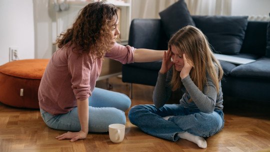 Hijos de madres narcisistas: 7 secuelas de crecer en alerta constante (y cómo liberarte)