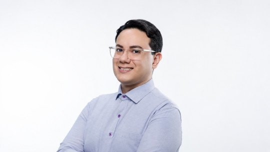Entrevista a José Alaniz: estrés de minorías en la comunidad LGBTQ+ latina y terapia afirmativa
