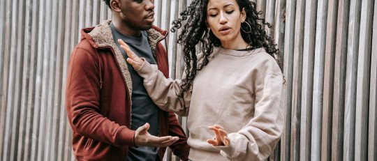 pareja discusión