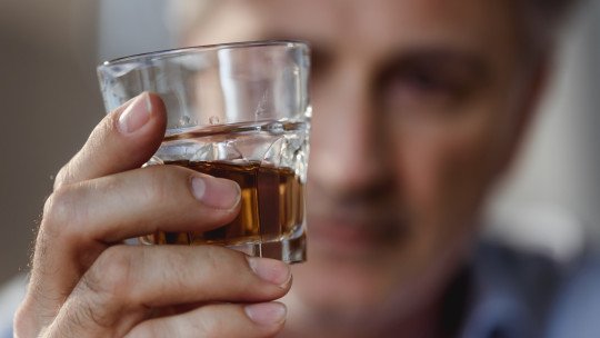 5 síntomas del alcoholismo: cómo reconocer cuándo el alcohol se está convirtiendo en un problema