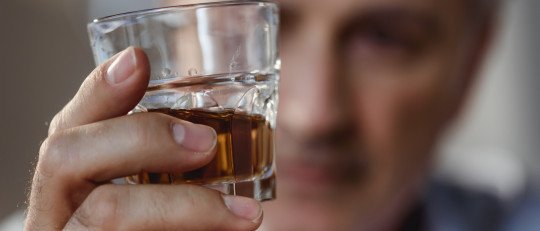 5 síntomas del alcoholismo: cómo reconocer cuándo el alcohol se está convirtiendo en un problema