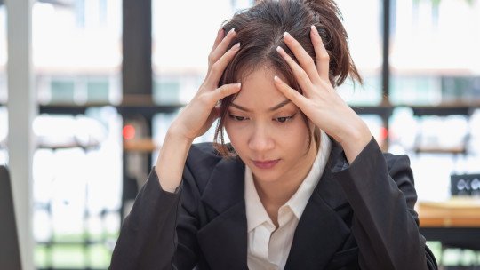 Síndrome del impostor: ¿qué tiene que ver la crianza con sentir que no merecemos nuestros logros?