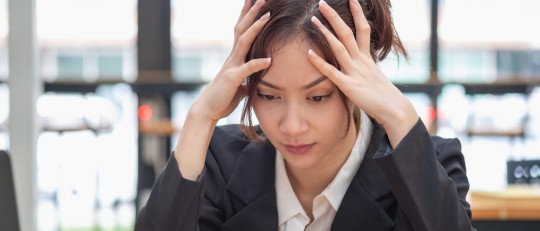 Síndrome del impostor: ¿qué tiene que ver la crianza con sentir que no merecemos nuestros logros?