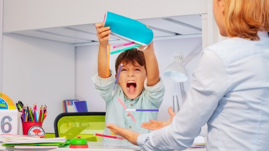 Niños que se golpean cuando se enfadan: por qué ocurre y qué hacer