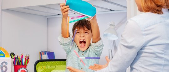 Niños que se golpean cuando se enfadan: por qué ocurre y qué hacer