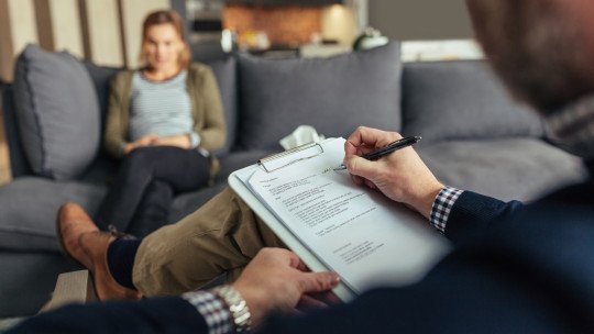 Ir al psicólogo: qué ocurre realmente en una sesión de terapia