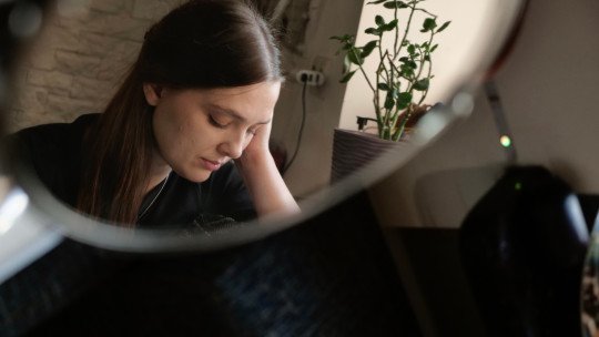 Pensamientos intrusivos: qué son y cómo aprender a relacionarnos con ellos