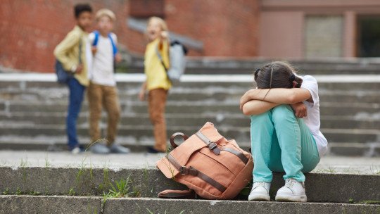 Cómo podemos ayudar a nuestros hijos a prevenir y enfrentar el bullying en el colegio