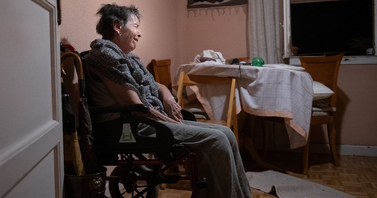 Maricarmen no murió solo de vejez: lo que un desahucio le hace a la salud de una persona mayor