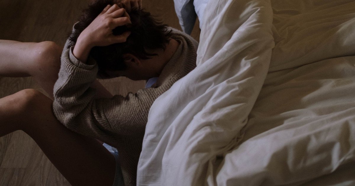 ¿Qué es un ataque de ansiedad por la noche? Síntomas y qué hacer