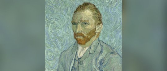 Autorretrato de Vincent van Gogh de 1889, con barba pelirroja y traje azul sobre un fondo de remolinos azules