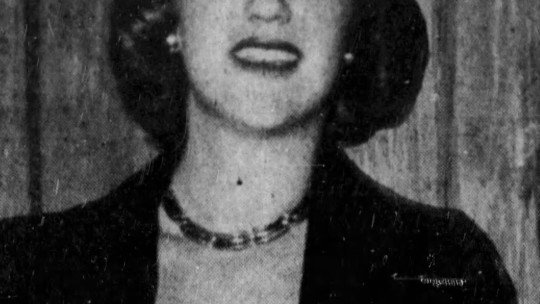 Retrato en blanco y negro de la escritora Sylvia Plath, joven y sonriente, en 1953