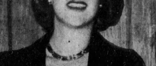 Retrato en blanco y negro de la escritora Sylvia Plath, joven y sonriente, en 1953