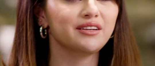 Selena Gomez, con el pelo castaño a la altura de los hombros y chaqueta oscura, habla durante una conversación sobre salud mental en la Casa Blanca en 2022