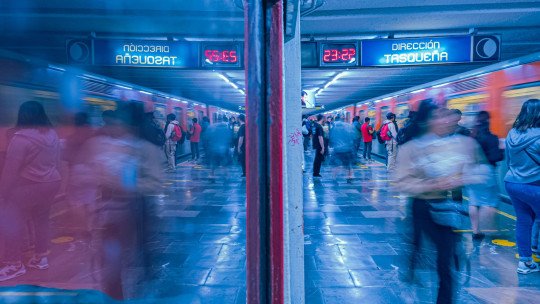 Andén del metro de Ciudad de México con mucha gente esperando y subiendo al tren en hora punta
