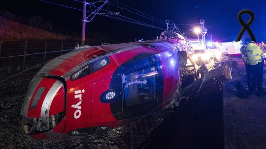 Tren descarrilado en el accidente ferroviario de Adamuz, de noche, con lazo negro de luto