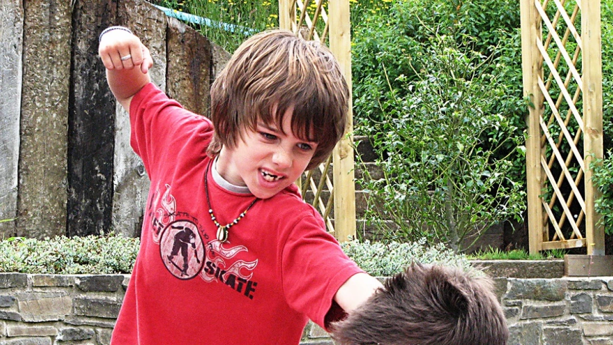 niños golpeando a otros niños