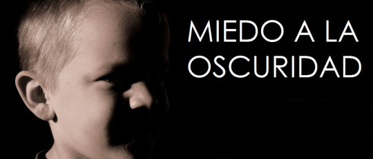 Niño con miedo a la oscuridad