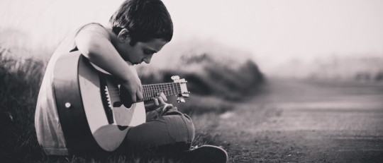 Si quieres hijos inteligentes, menos tecnología y más música