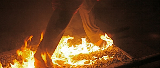 Firewalking: beneficios psicológicos de caminar sobre las brasas (la nueva moda del Coaching)