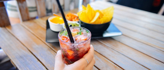 ¿Por qué nos parecen más atractivas las personas cuando tomamos alcohol?