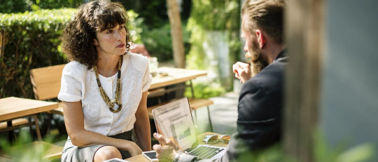 gestos que delatan que le gustas a un hombre