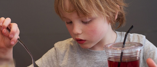 Por qué no debemos premiar o castigar a nuestros hijos con la comida