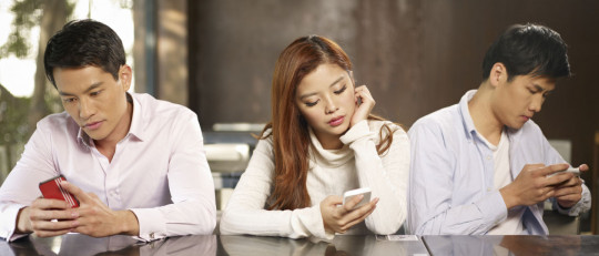 ¿Qué es el “Phubbing” y cómo afecta a nuestras relaciones?