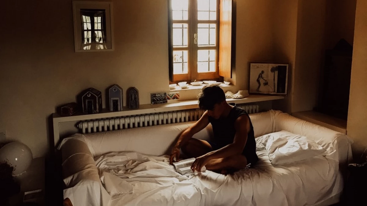 Clinomanía (o clinofilia): qué es, síntomas, causas y tratamiento