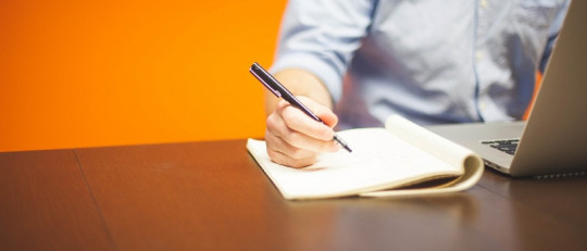 El precio de conseguir un trabajo por tener contactos