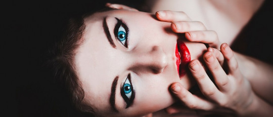 Las mujeres atractivas anulan la capacidad de los hombres para pensar racionalmente