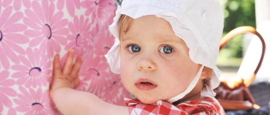 Obligar a los niños a dar besos y abrazar: una mala idea