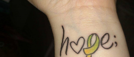 ¿Qué significa el punto y coma que tantas personas llevan tatuado?