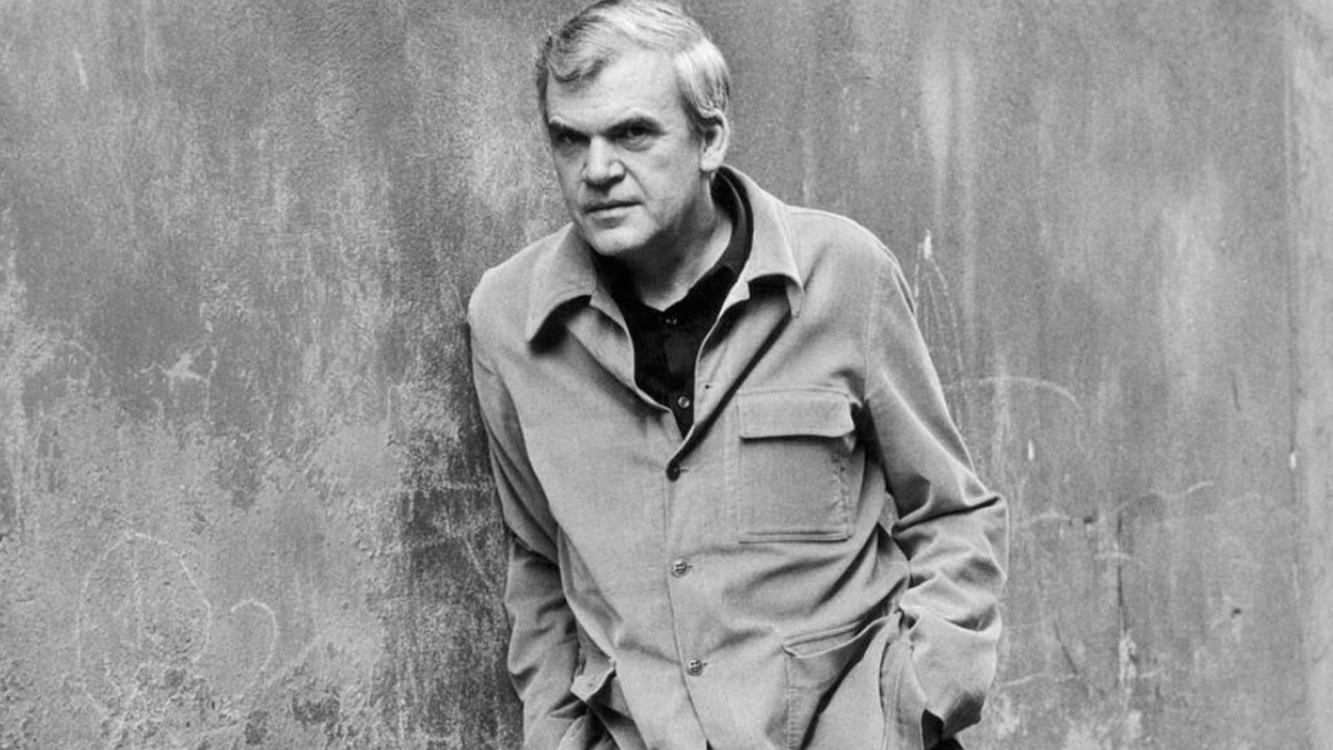 80 frases de Milan Kundera (y su significado)