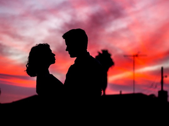 Los hombres más inteligentes se comprometen más, según un estudio