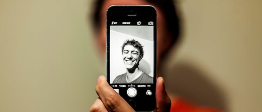 ¿Por qué nos vemos feos en las fotos? La ciencia lo explica