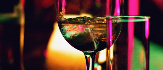 Cómo prevenir el alcoholismo en adultos y adolescentes