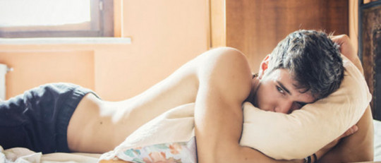 ¿Por qué los hombres despiertan con una erección?