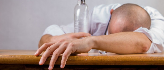 La causa del comportamiento temerario e impulsivo por el consumo de alcohol se encuentra en la mutación de un gen