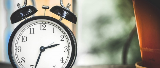 Un estudio descubre por qué nos despertamos por la mañana antes de oír la alarma